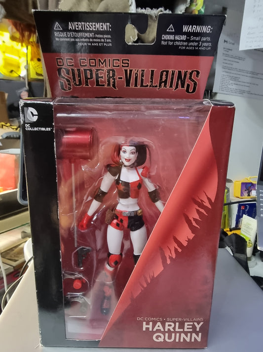 DC COMICS SUPER-VILLAINS HARLEY QUINN