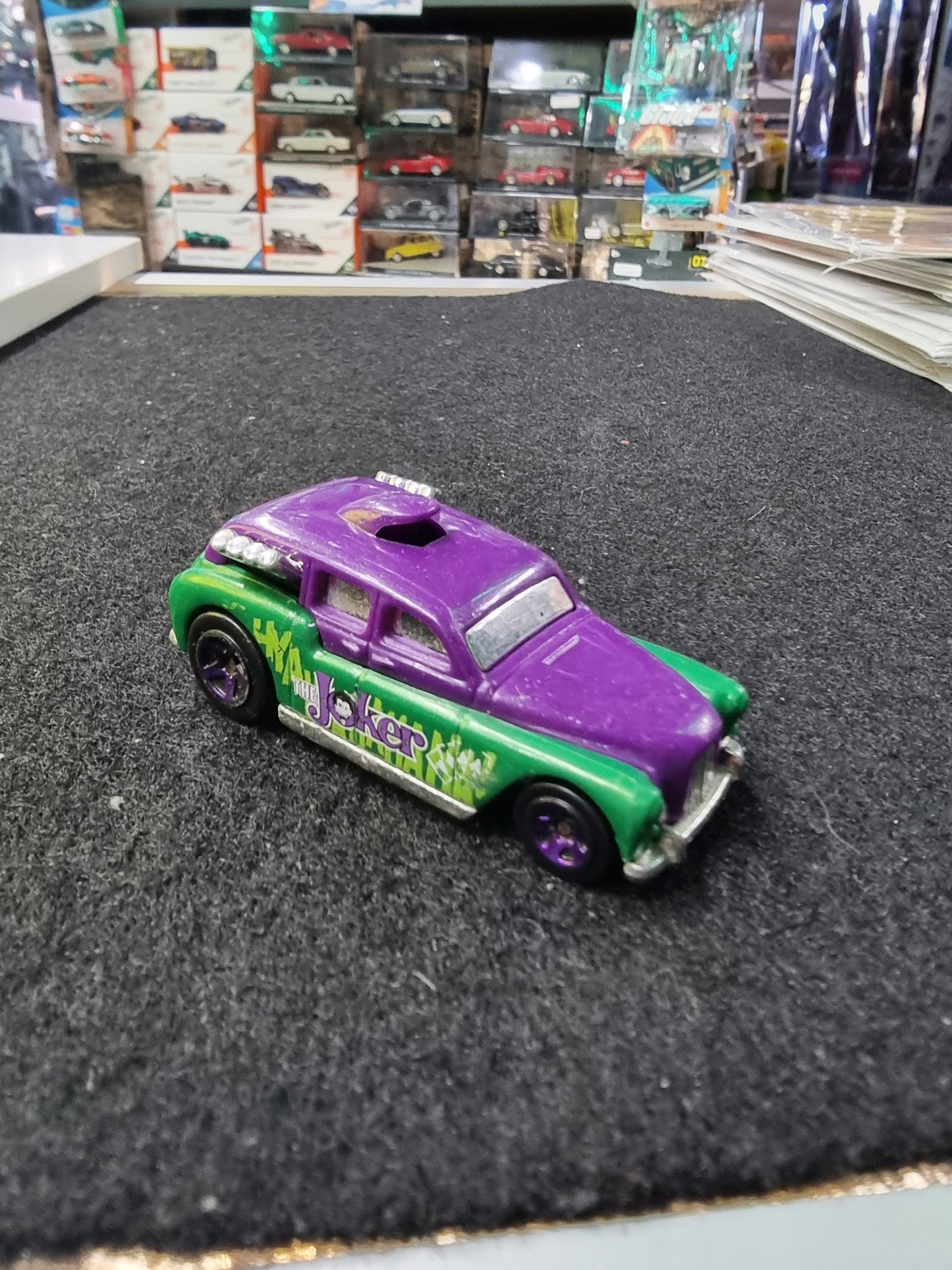 HOTWHEELS 208 BATMAN EXCLUSIVE COCKNEY CAB II THE JOKER