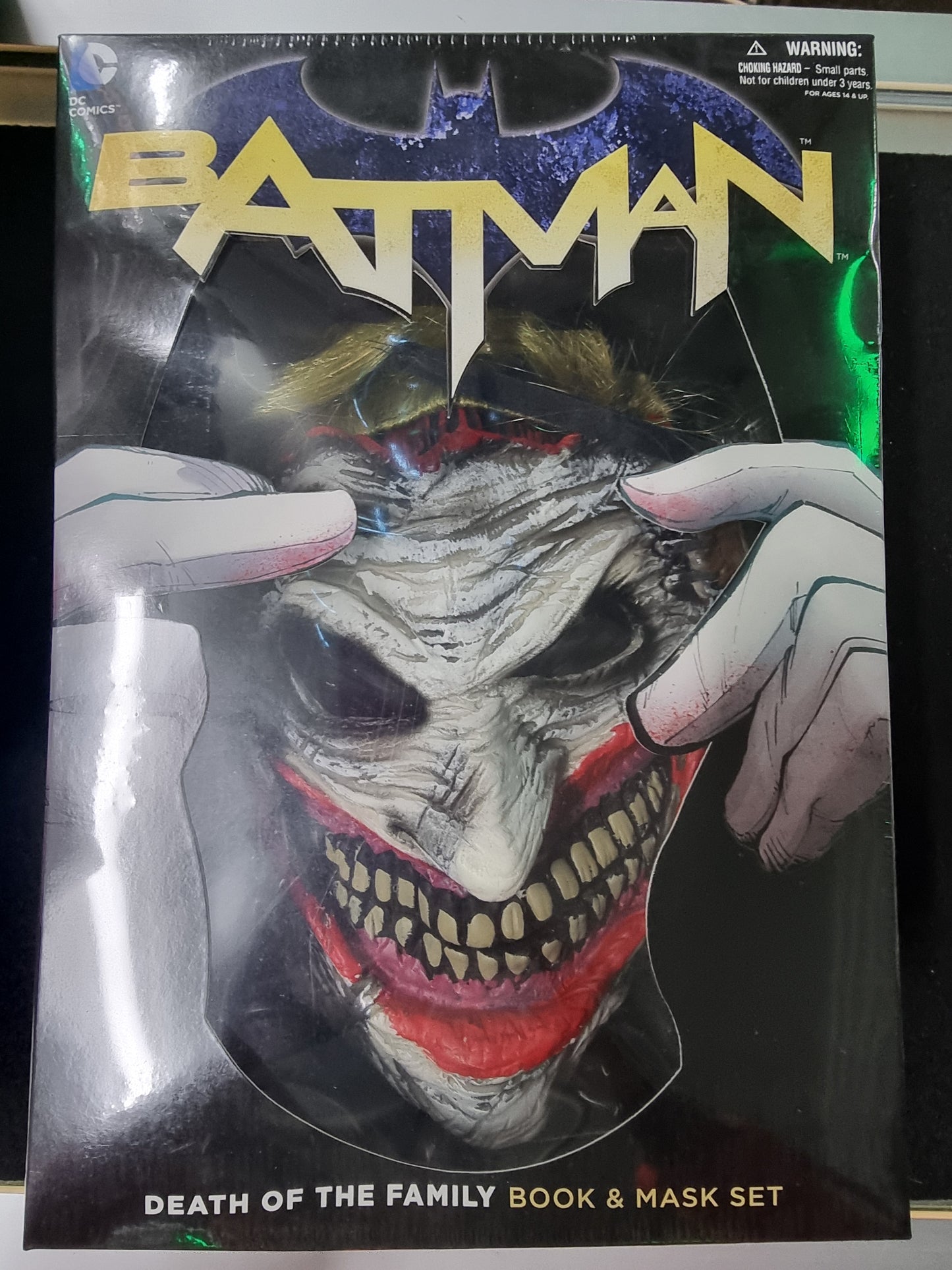 DC COMICS BATMAN DEATH OF THE FAMILY BOOK AND MASK SETS