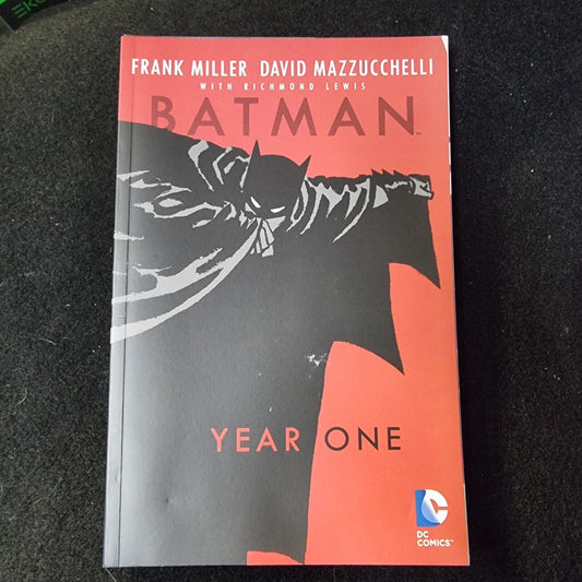 BATMAN YEAR ONE DELUXE SC (2007) DC COMICS FRANK MILLER