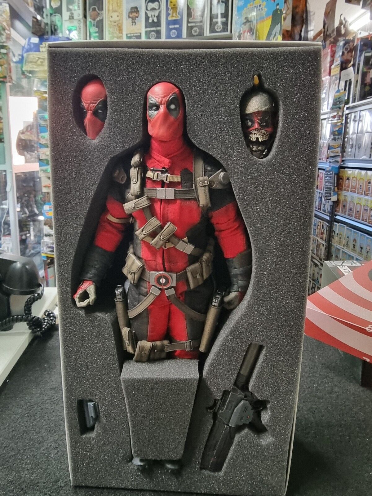 Sideshow Collectibles Marvel Sixth Scale DEADPOOL Action Figure 1/6