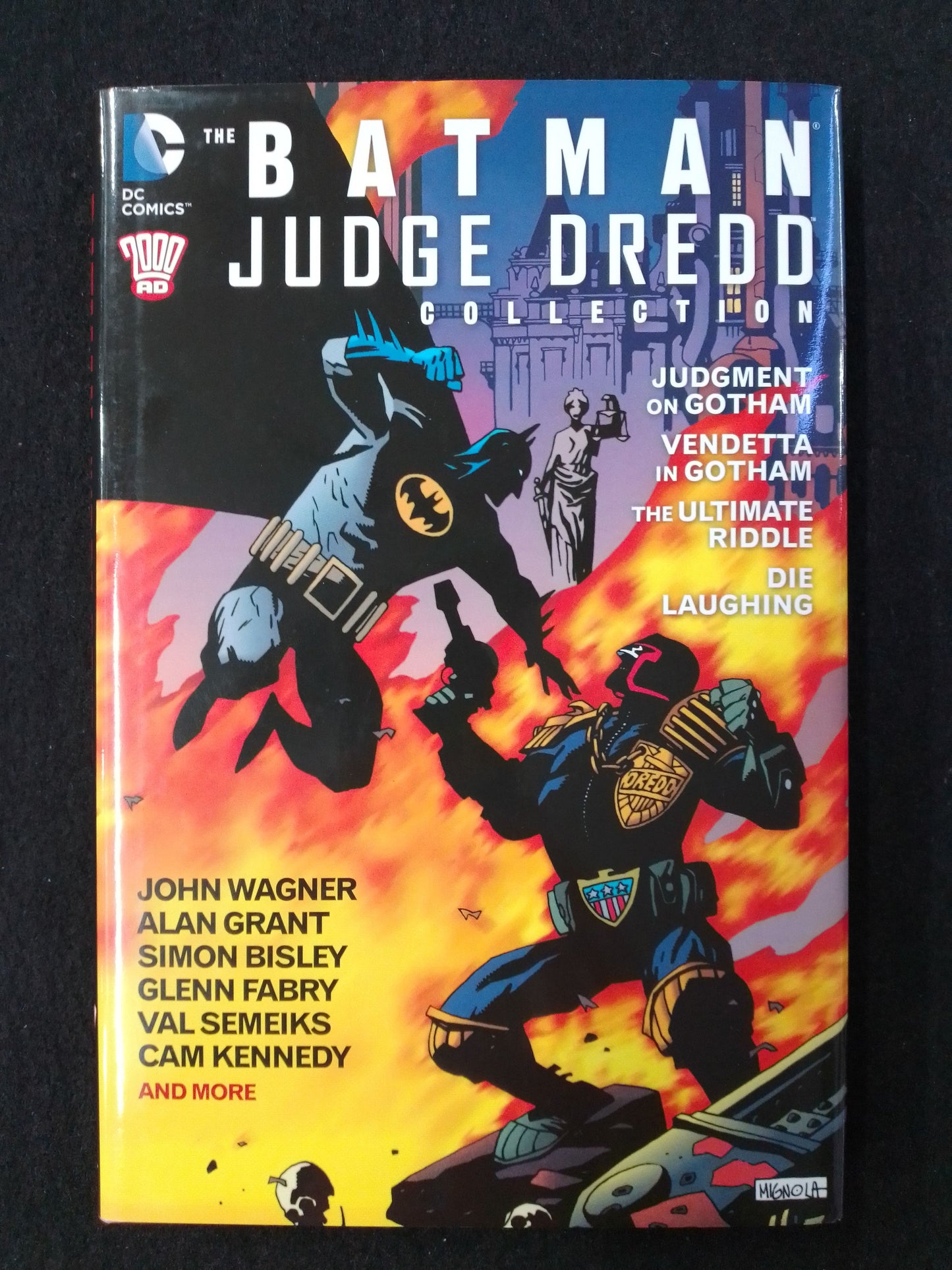 DC Comics The Batman Judge Dredd Collection 2000AD Graphic Novel - N08986