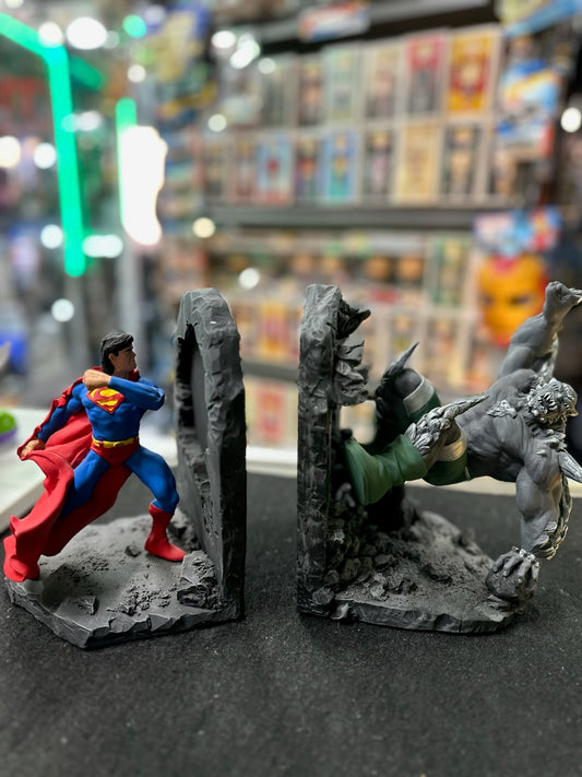 SUPERMAN vs DOOMSDAY RESIN BOOK ENDSPARQUET DC COMICS 2020/2030