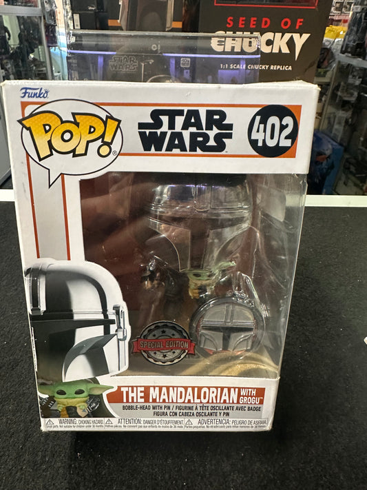 The Mandalorian With Grogu Pop Vinyl Special Edition With Pin #402 Star Wars