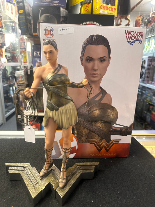 WONDER WOMAN LIMITED EDITION STATUE