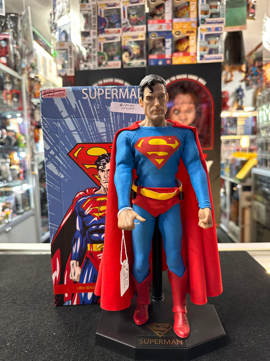 SUPERMAN 1/6TH SCALE COLLECTIBLE FIGURE