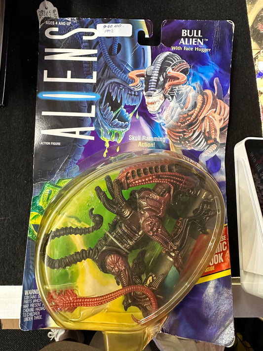 ALIENS BULL ALIEN WITH FACE HUGGER FIGURE 1992