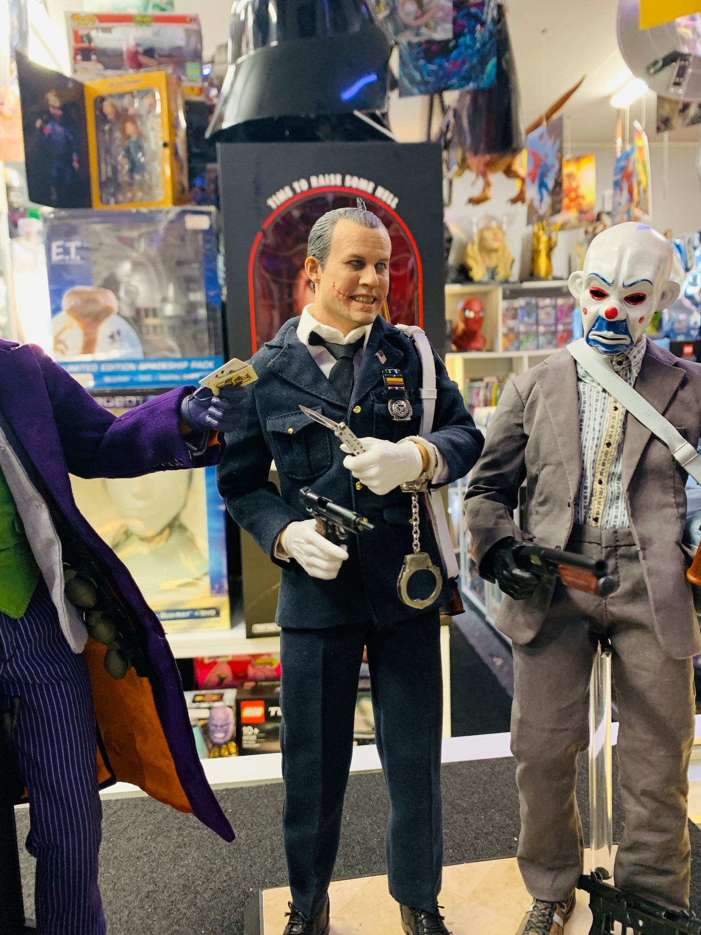 The jokers bank robber version Diorama only one box 3 statues not all accessories