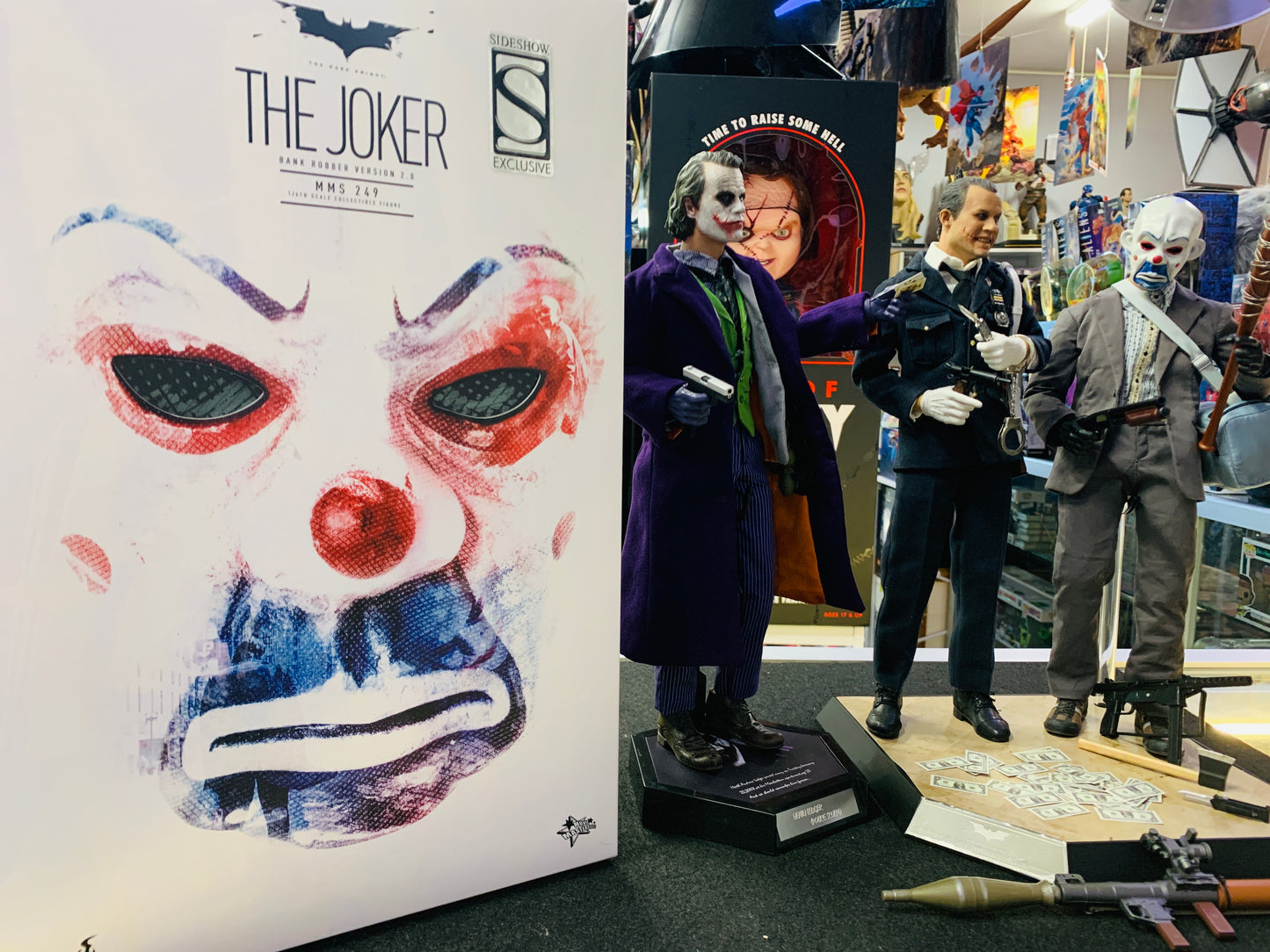 The jokers bank robber version Diorama only one box 3 statues not all accessories