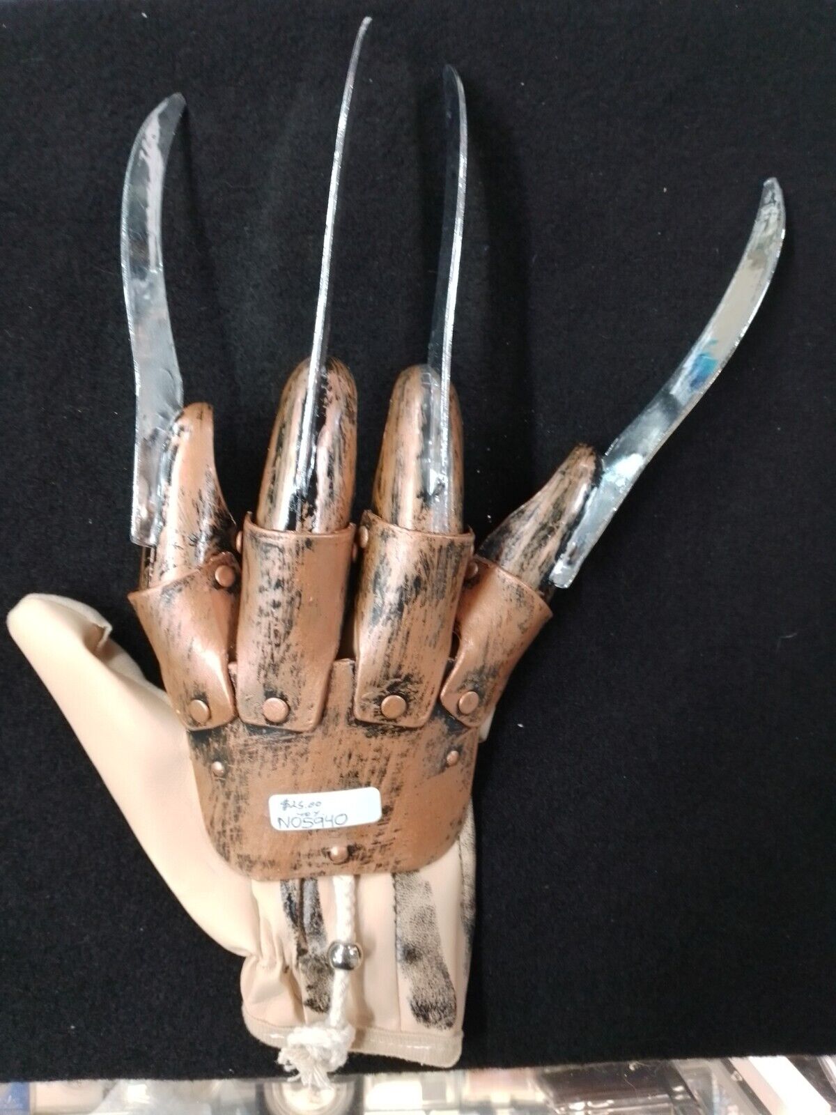 A Nightmare On Elm St Freddy Krueger Glove - N05940