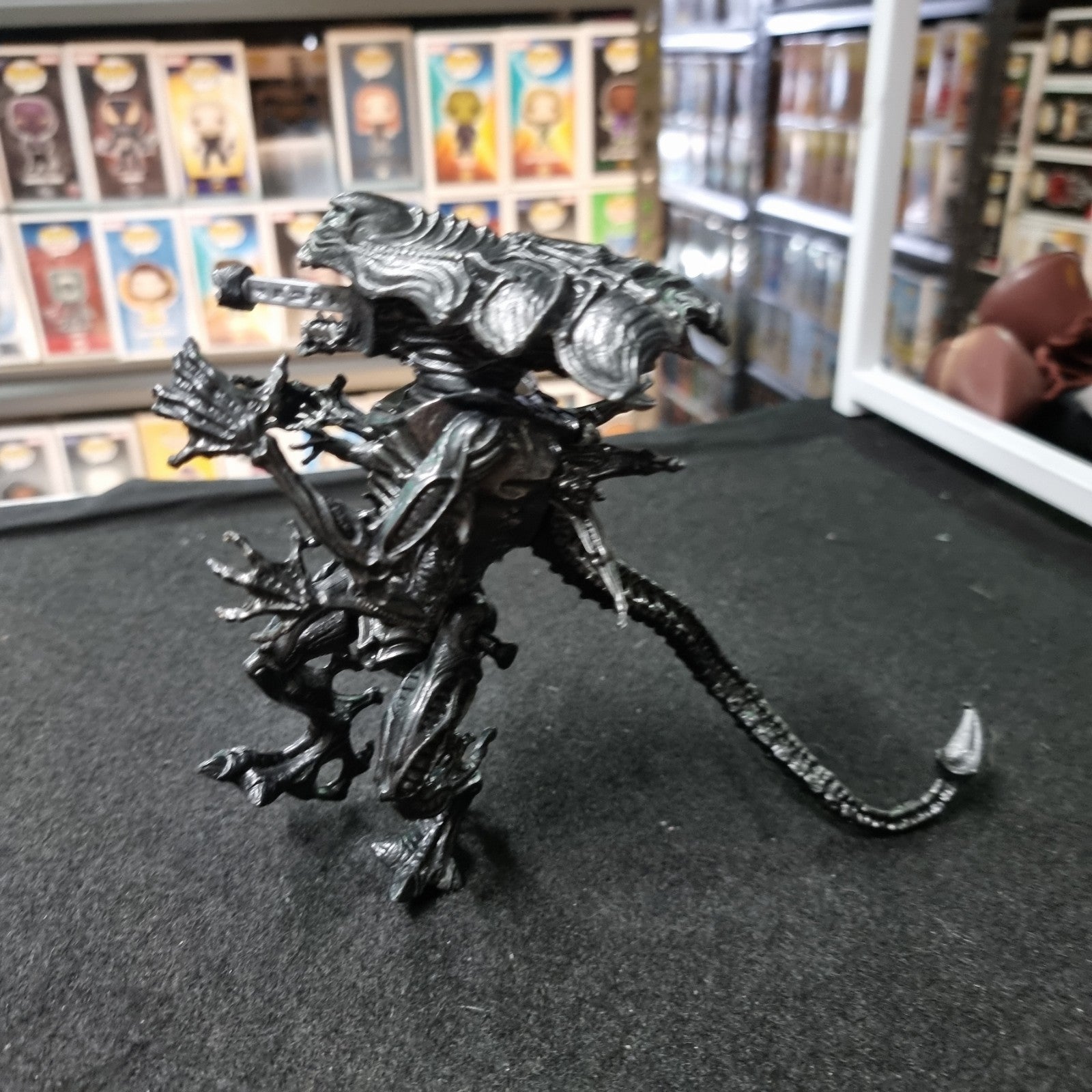 ALIENS Queen Alien Deluxe Xenomorph Action Figure 